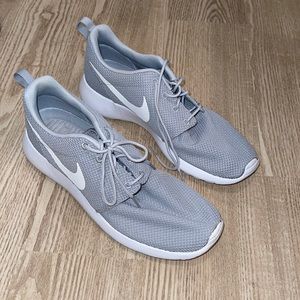 Men’s grey Nike Roshes